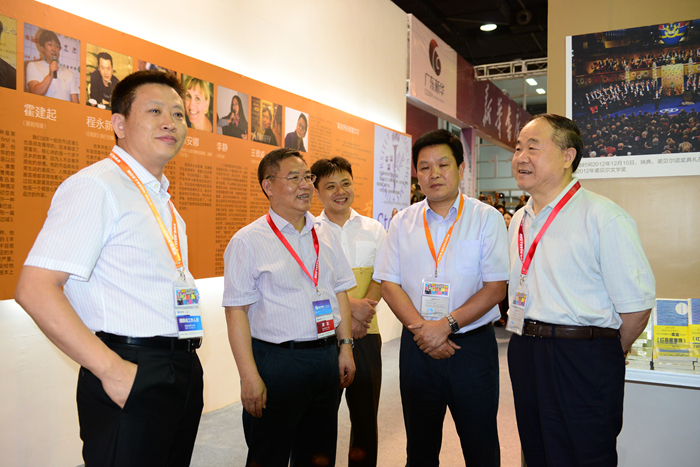 著名作家莫言出席2013南国书香节 参观广东新华馆莫言主题展专区