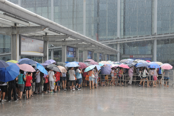 南国书香节20年再创新：风雨难阻读者情