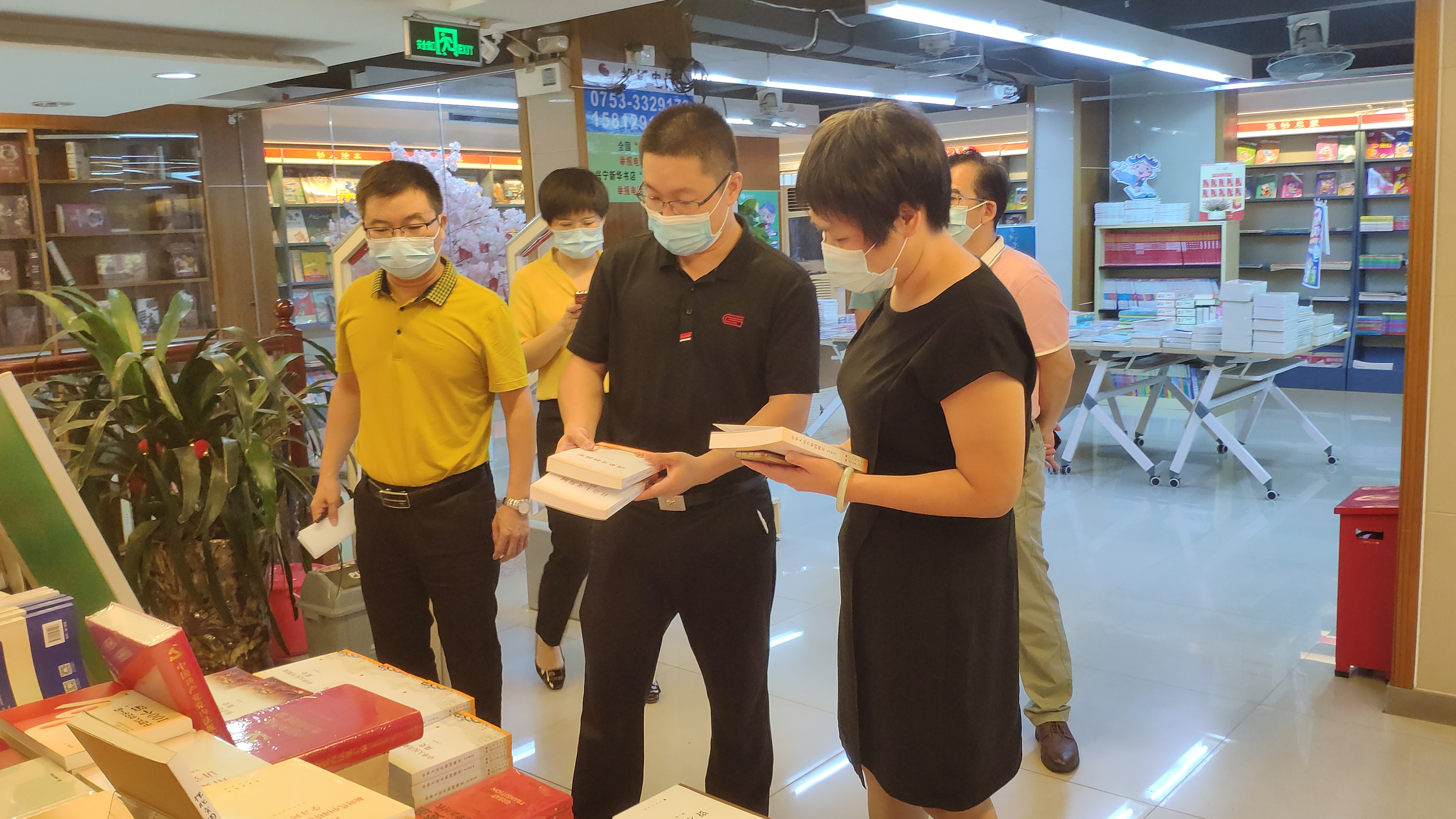 杨裕瑜率队到兴宁新华书店检查疫情防控和安全生产情况