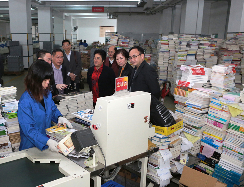 省新闻出版广电局局长黄小玲一行到集团公司调研