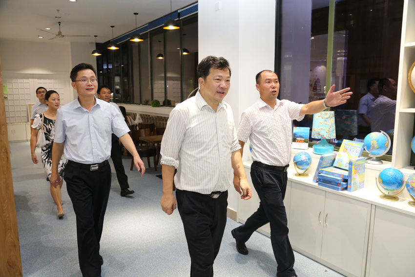 广东省省委常委、宣传部部长慎海雄参观韶关新华“四阅”品质生活书店