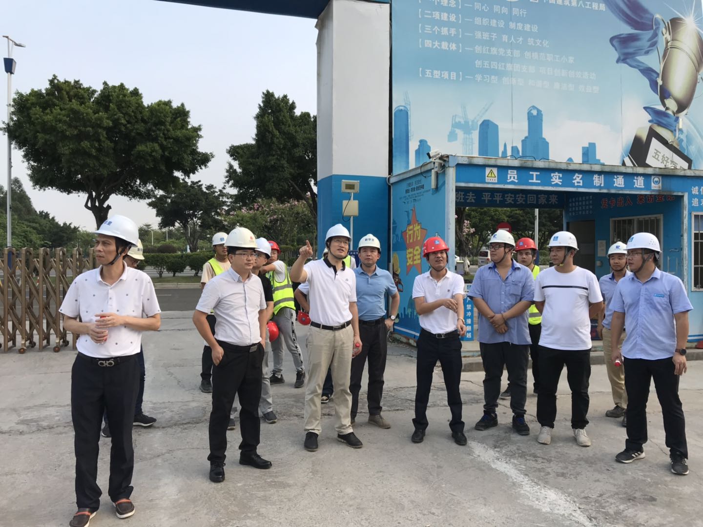 何宝贤总经理一行调研番禺新华文化中心项目