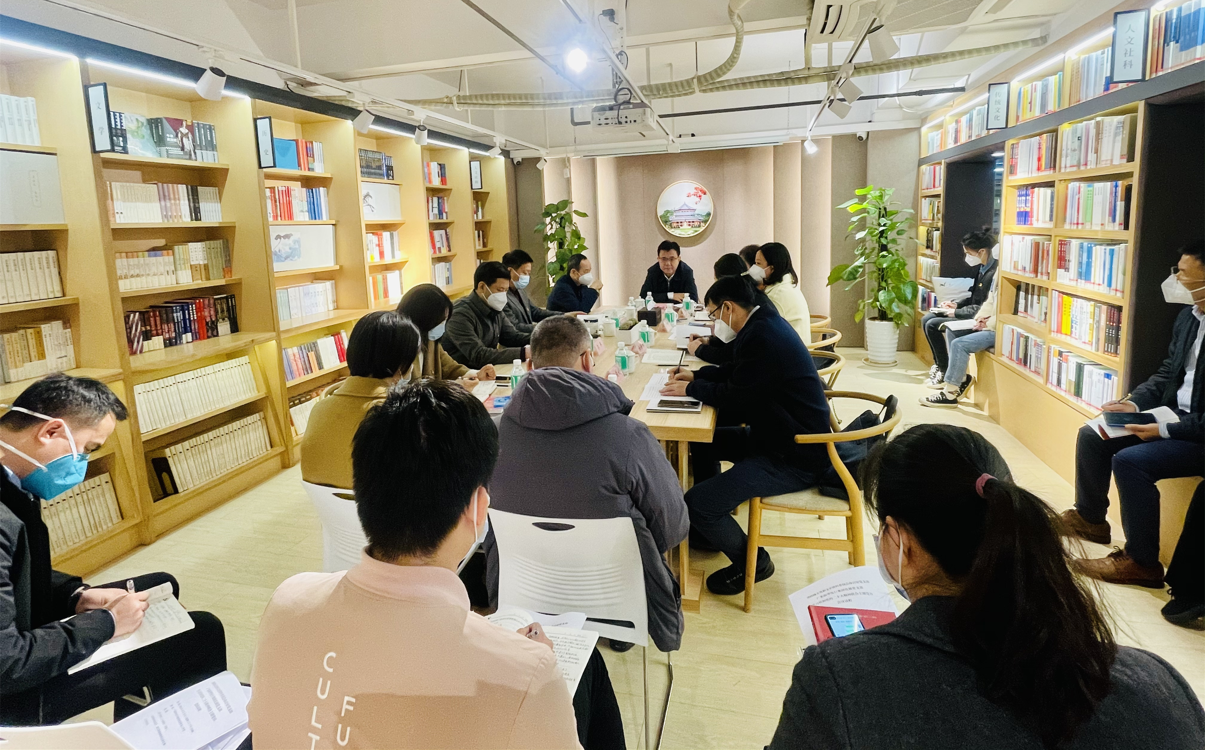 省政协副主席薛晓峰就学习贯彻落实党的二十大精神在新华发行集团政协委员工作室讲党课