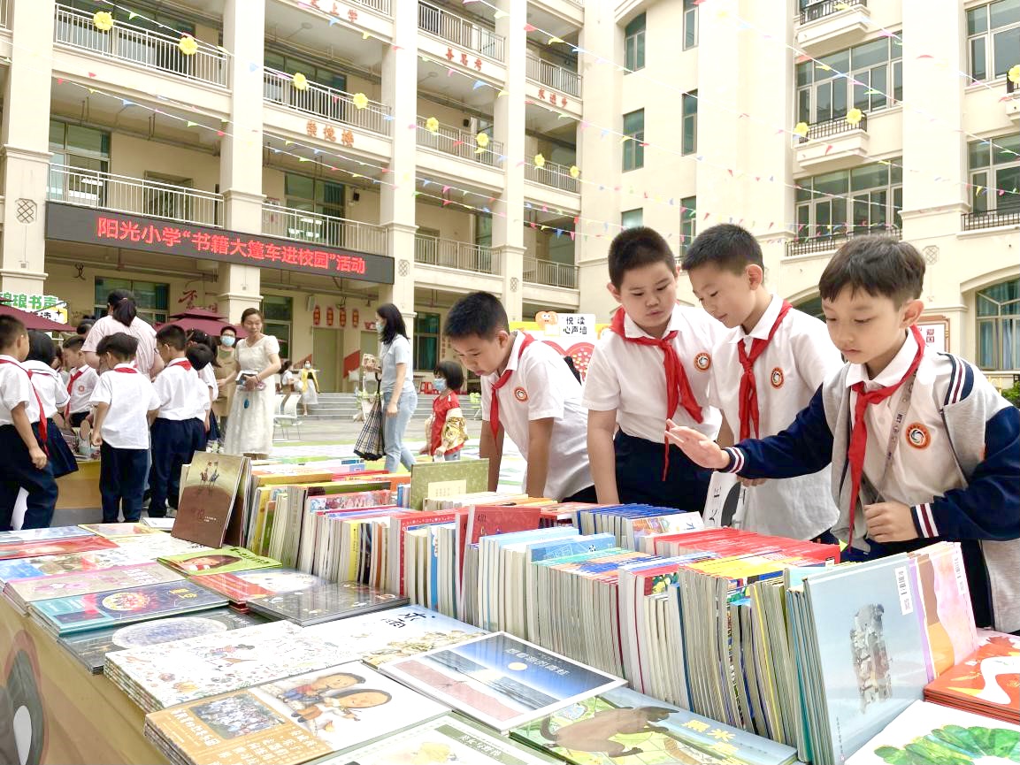 助力书香校园建设：中山新华把书籍大篷车开进阳光小学！