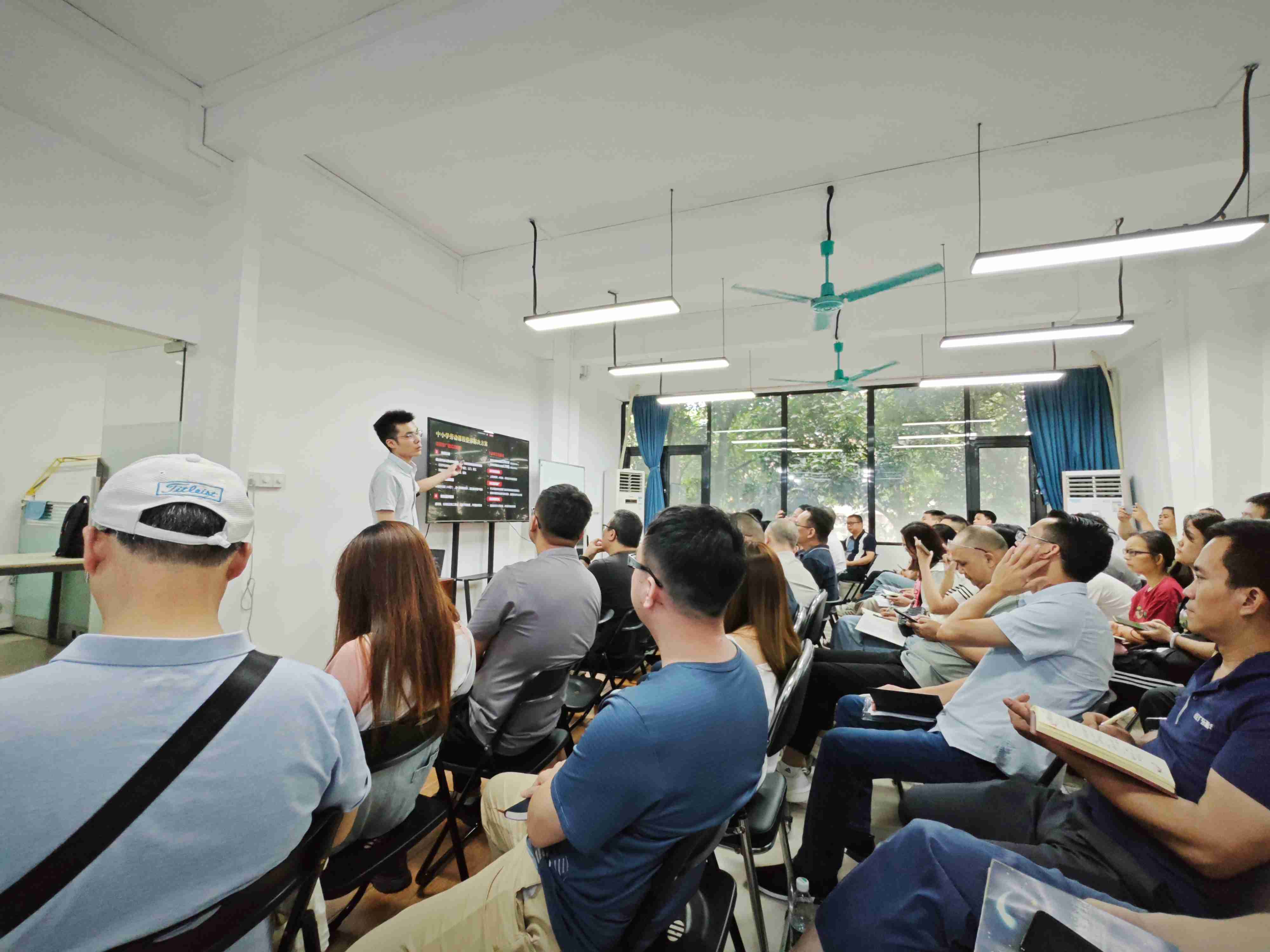 拥抱数字化转型—— 粤北区域召开广东新华教辅网专项工作会议