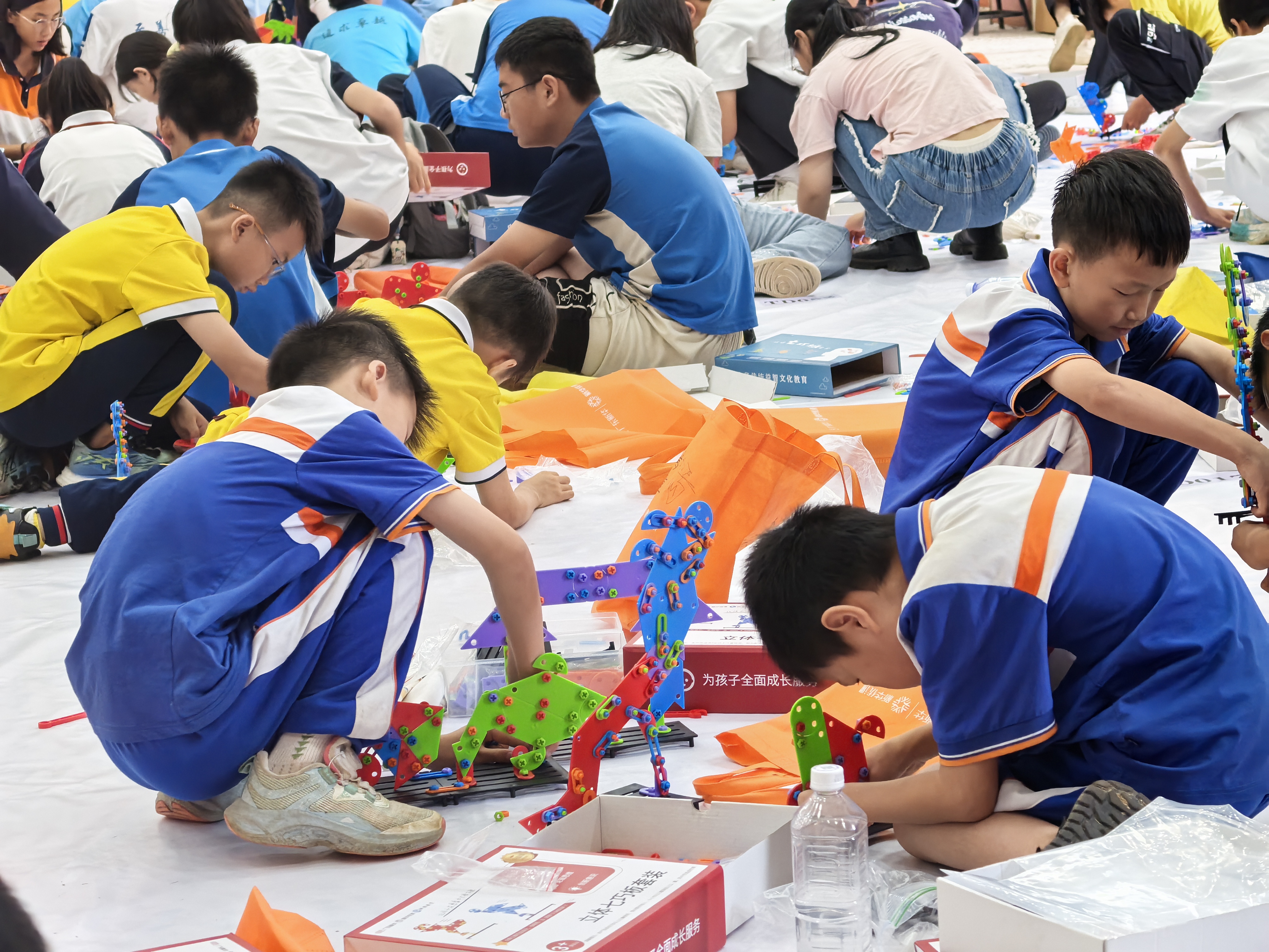拼出中华魂  科技传新韵 ---英德千余学子七巧板演绎古今科技盛宴