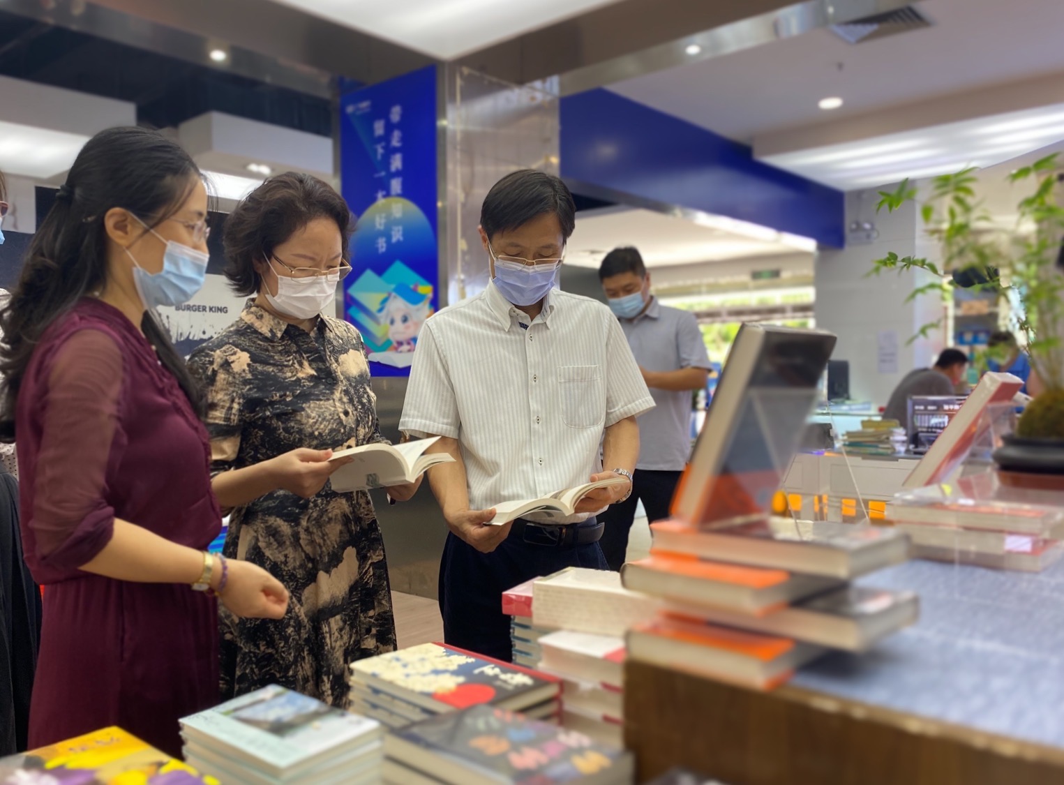 杜部长珠海新华书店考察调研.jpg