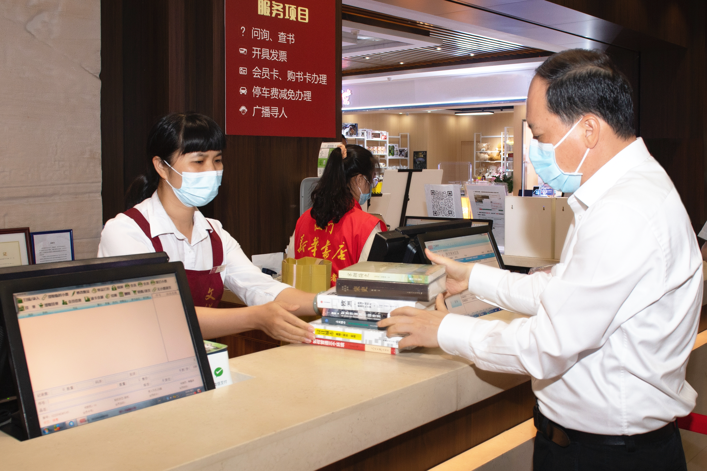 7-市委书记，市人大常委会党组书记、主任陈岸明带头购买书籍.png