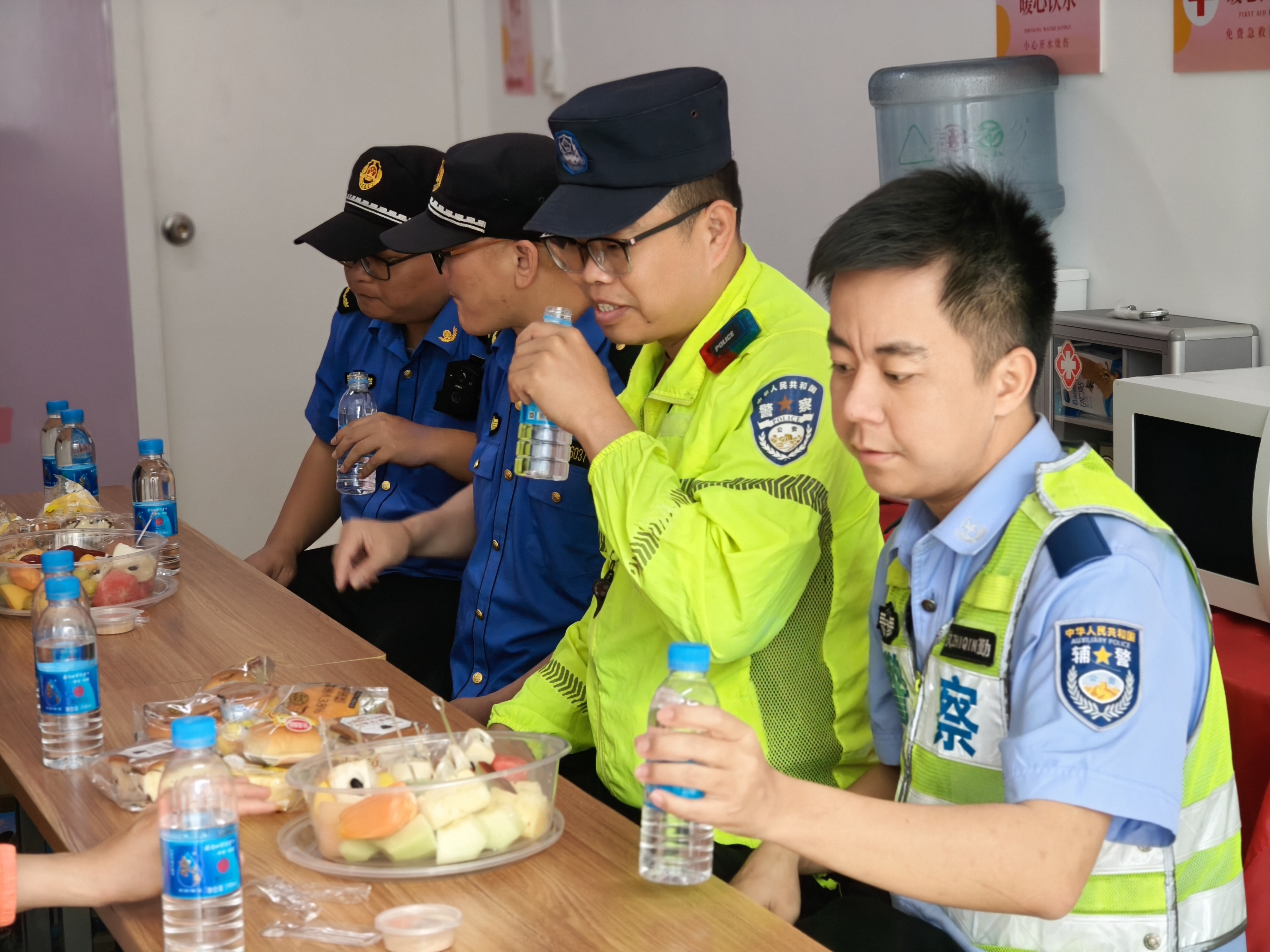 交警参与新华书店大埔城北路店工会驿站举办的五一免费餐食活动.jpg